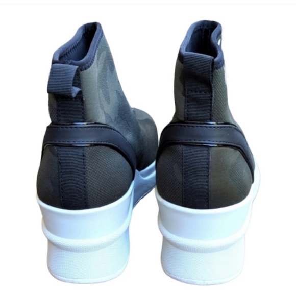 DKNY London camouflage wedge sneaker, excellent pre loved condition. Sz 7.5 - Picture 2 of 9